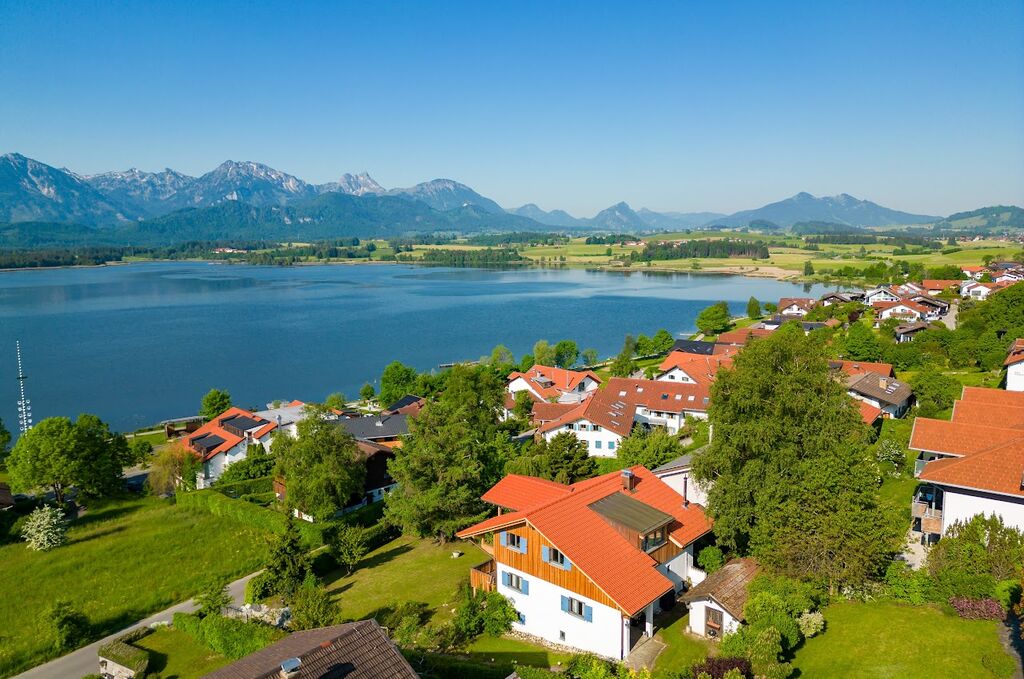 Aussenansicht mit Blick über den Hopfensee und die Alpen